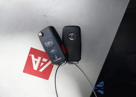 2013 Volkswagen Beetle 2.5L Fender Edition z USA, uszkodzony, nr VIN 3VWJP7AT9DM687710